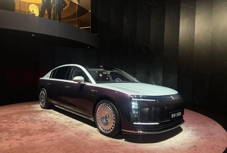 2025粤港澳车展：尊界S800首发 华为高阶智驾+双动力选择