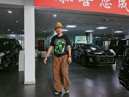 红旗H5 PHEV探店 开着有面 限时权益价14.38万起 我们再来红旗店里看看车，现在有新政策，在一汽红旗官方直播间领取1000元抵7000元的购车券，还有旗仕专享官方直降2.6万的优惠等等。7月份限时权益价14.38万元起。#选混动到红旗 #红旗H5PHEV