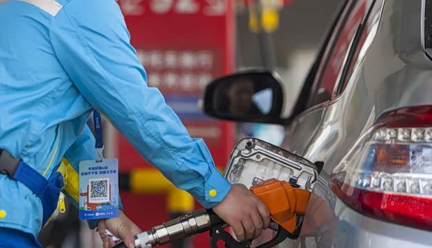 国内油价将迎年内第三次下调 92号汽油每升或降0.16元