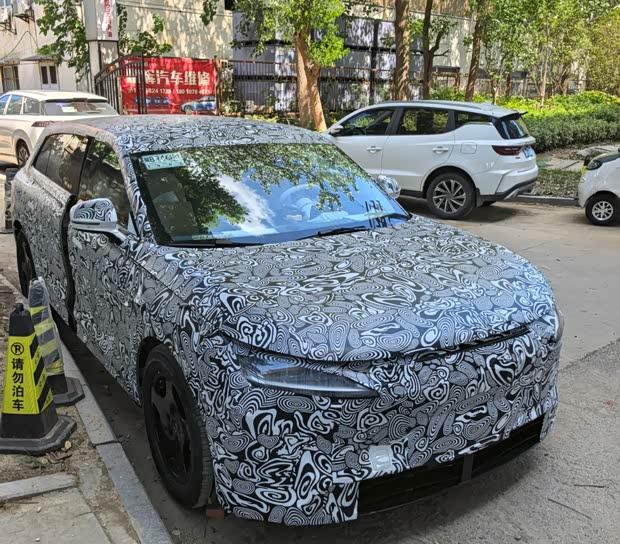 智界R9谍照首曝：轴距大幅加长 定位大型SUV 11月正式亮相