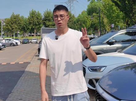 红旗H5玄影版 红旗H5phev 红旗H5玄影200万辆纪念版限时置换价11.98万起；红旗H5 PHEV限时焕新价14.18万起 #总有一抹红守护千万家 #豪华不妥协买它不纠结#红旗H5PHEV   #红旗H5  #选混动到红旗