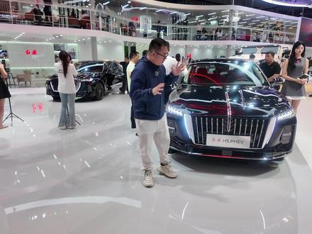 红旗品牌迈入200万辆时代，推出辆纪念版系列车型加量不加价！ #红旗200万纪念版上市 #200万红旗感恩回馈 #国家大事有红旗 #总有一抹红守护千万家 #成都车展