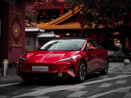很懂年轻人!红旗天工900V豪车上市 #红旗汽车 #天府之约天工作美 #红旗天工搭载900V平台新车型 #总有一抹红守护千万家