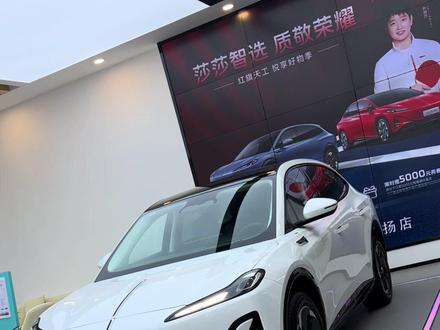 国内能造V12发动机的是红旗，搭载了全域900V架构的也是红旗，天工06智选版，专为年轻家庭用户打造的一台豪华智能座驾！#天府之约天工作美 #红旗天工搭载900V平台新车型 #总有一抹红守护千万家 #红旗天工05 #红旗天工06