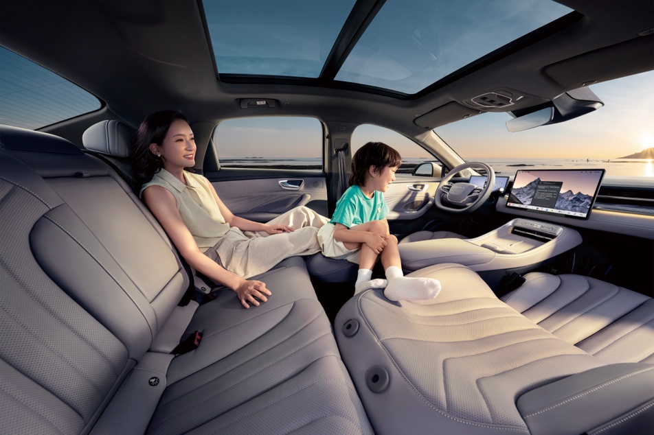 图片包含 飞机, 汽车, 女人, 小

AI 生成的内容可能不正确。