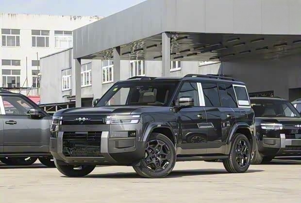 方程豹豹7双色新车型正式交付，售价17.98万元起