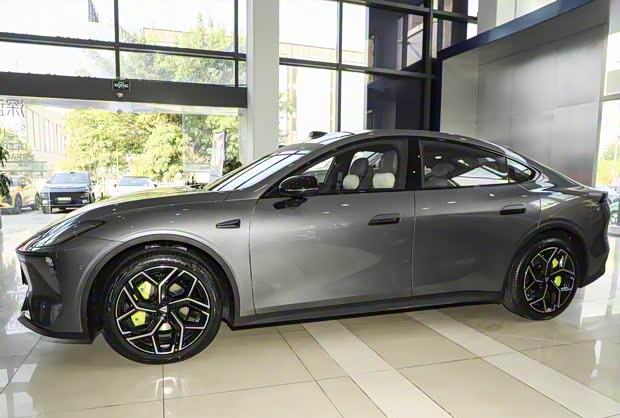 深蓝L06到店实拍，预售13.99万起11月18日上市