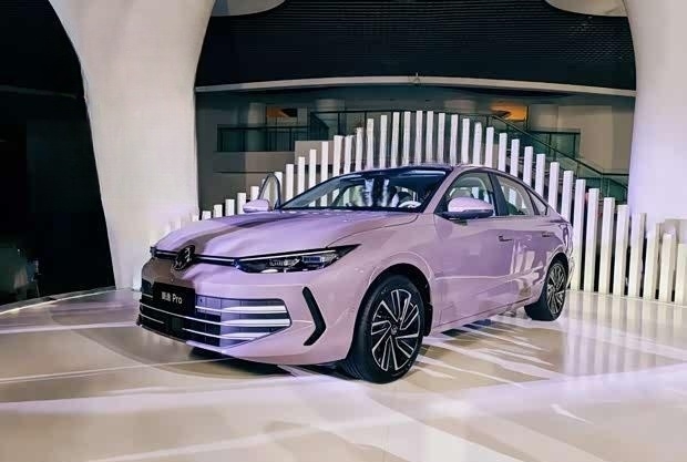 全新大众朗逸Pro上市 双前脸设计/售价8.88万元起