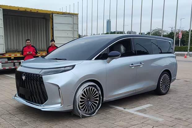 极狐全新MPV惊艳亮相！增程动力引领新潮流