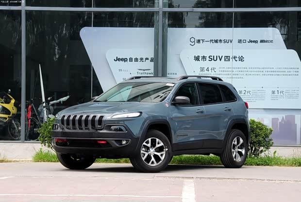 进口Jeep自由光因倒车灯高度问题实施召回