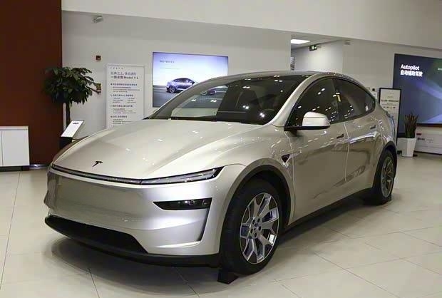 特斯拉OTA升级：新增城市自动辅助驾驶与座舱摄像头功能