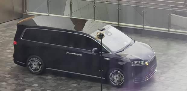 智界V9实车亮相：贯穿式灯带设计 预计2026年上市