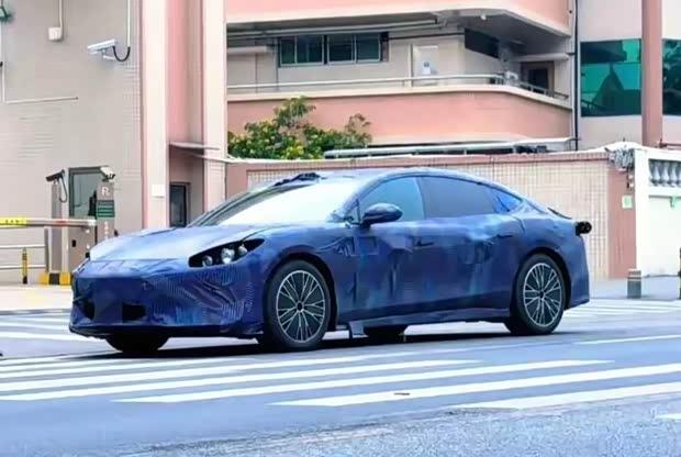 比亚迪全新轿跑亮相，疑似定名“镁9”