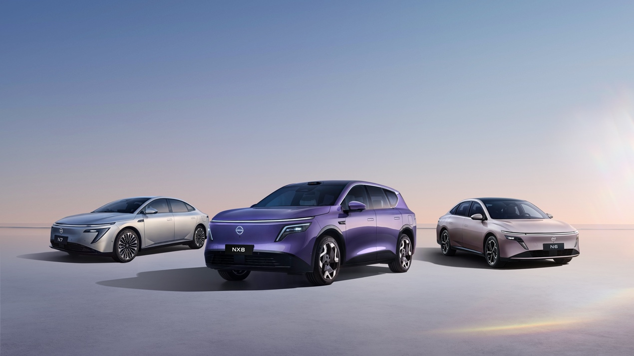 汽车在公路上行驶 描述已自动生成