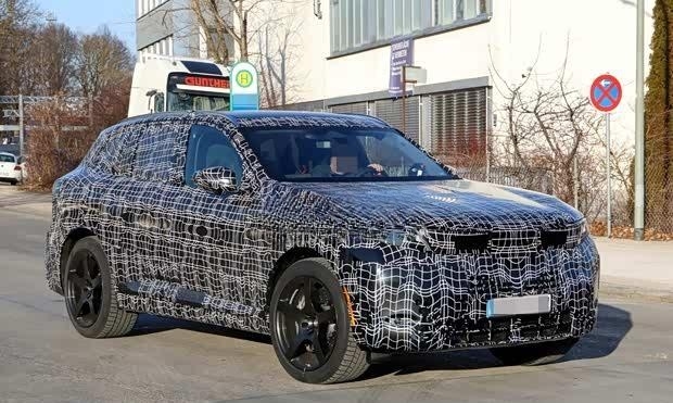 全新宝马X5 M60i路试谍照曝光 搭载4.4T V8混动系统