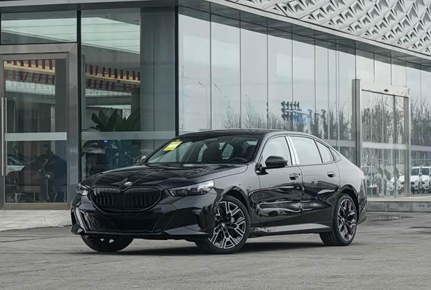 2026款宝马5系/i5正式上市 配置升级价格调整