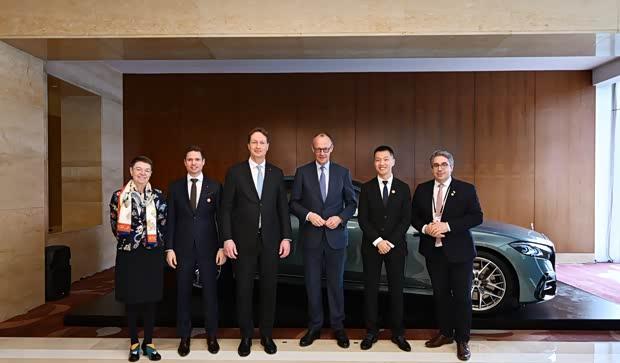 德总理试驾引关注 新款奔驰S级实车中国首秀 携手Momenta深化本土合作