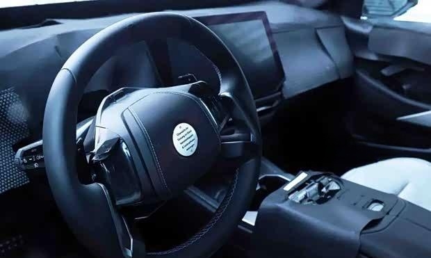 内饰焕新升级 新款宝马M5搭载全景视觉显示屏