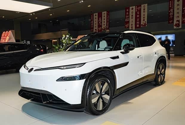 领克08实车首发：800V架构+3月预售，重塑新能源市场格局