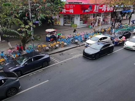 阿维塔灵异停车事件！ 兄弟们，广州这条路最好玩的就是在楼上看别人抢车位，今天更刺激，一台阿维塔12上演了一出“灵异停车”事件。
#新阿维塔12上市 #50万内豪华轿车首选 #厉害了我的车 #这车不走寻常路