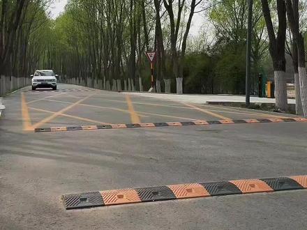 新阿维塔12过四连减速带