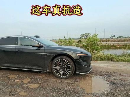 这车真抗造，这么烂的路，车主不心疼吗？ #抖音汽车 #新阿维塔12上市 #50万内豪华轿车首选