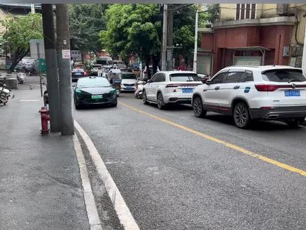 窄巷偶遇新阿维塔12开智能辅助驾驶#新阿维塔12上市 #50万内豪华轿车首选