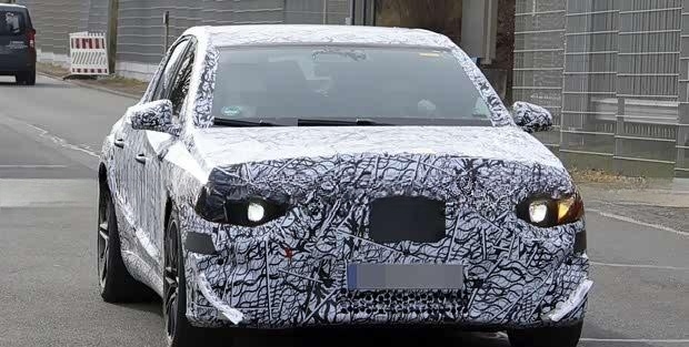 续航破700km/近千匹马力 内饰三联屏！奔驰AMG纯电E级谍照再曝光