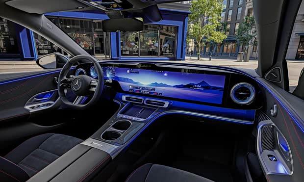 奔驰C级纯电动版内饰首曝 超大三联屏抢眼 4月20日亮相