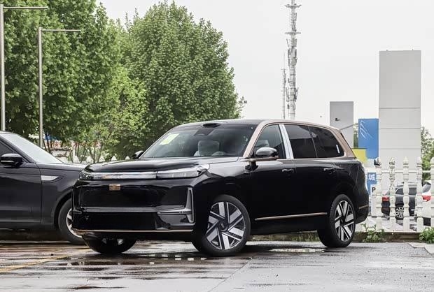 吉利银河M9黑金智曜版实拍图曝光 北京车展正式登场