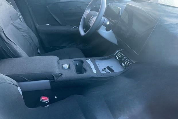 新增圆形旋钮 换装新样式方向盘 全新比亚迪元PLUS内饰谍照曝光