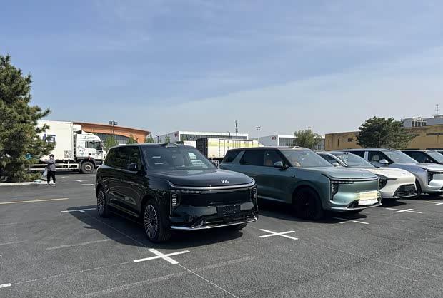 智己LS8首发亮相：26.18万元起，搭载全线控转向与后轮转向技术