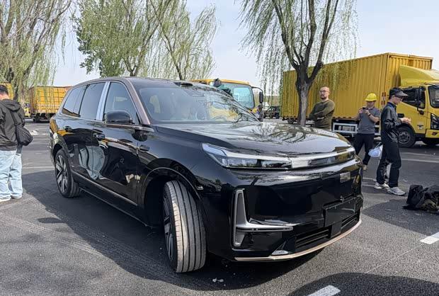 吉利银河M9黑金智曜版实车首曝：双色车漆闪耀2026北京车展