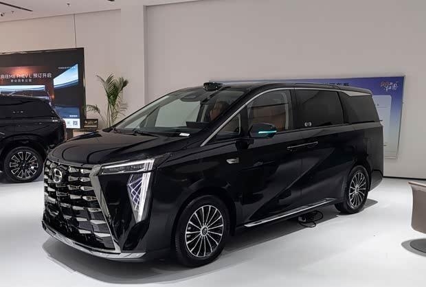 双电机四驱加持，广汽传祺向往M8 PHEV L三排座椅加热实车首秀