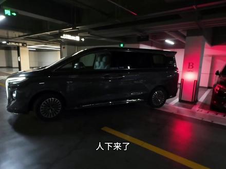 这么大的车停车不容易#新红旗HQ9 #自动泊车 #MPV #挑战最窄停车位