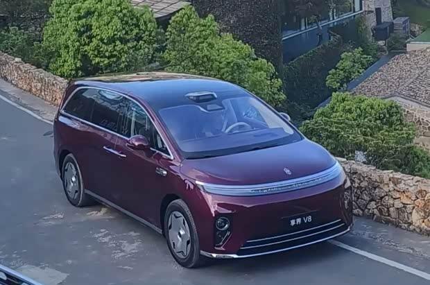 享界V8实车亮相 尺寸看齐智界V9 增程版纯电续航达339km