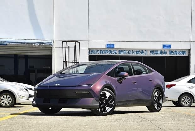 北京现代IONIQ 5成都车展预售开启：纯电中型车的科技运动新选择