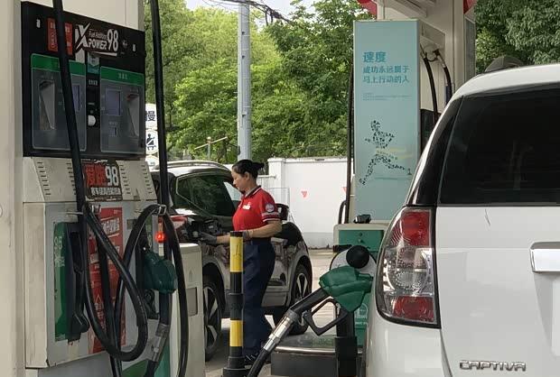 成品油价格或迎年内最大降幅，车主加满一箱可省14元