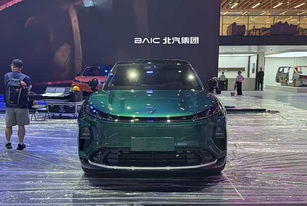 2026成都车展探馆：极狐阿尔法T7抢先实拍，首发亮相在即