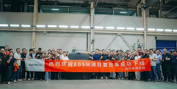 吉利原生Robotaxi首车下线，联合曹操出行打造